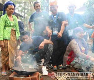 sangrai kopi di kampong kopi gombengsari